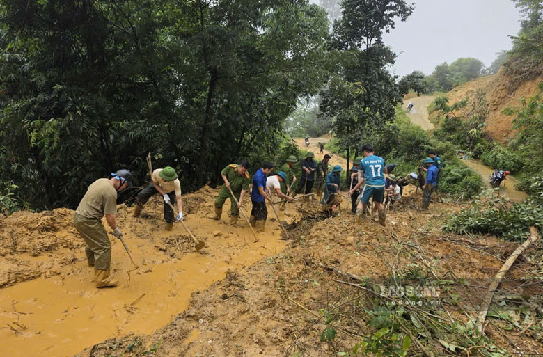 Công an cùng người dân và chính quyền khắc phục hậu quả do mưa lũ gây ra. Ảnh: A Lù 