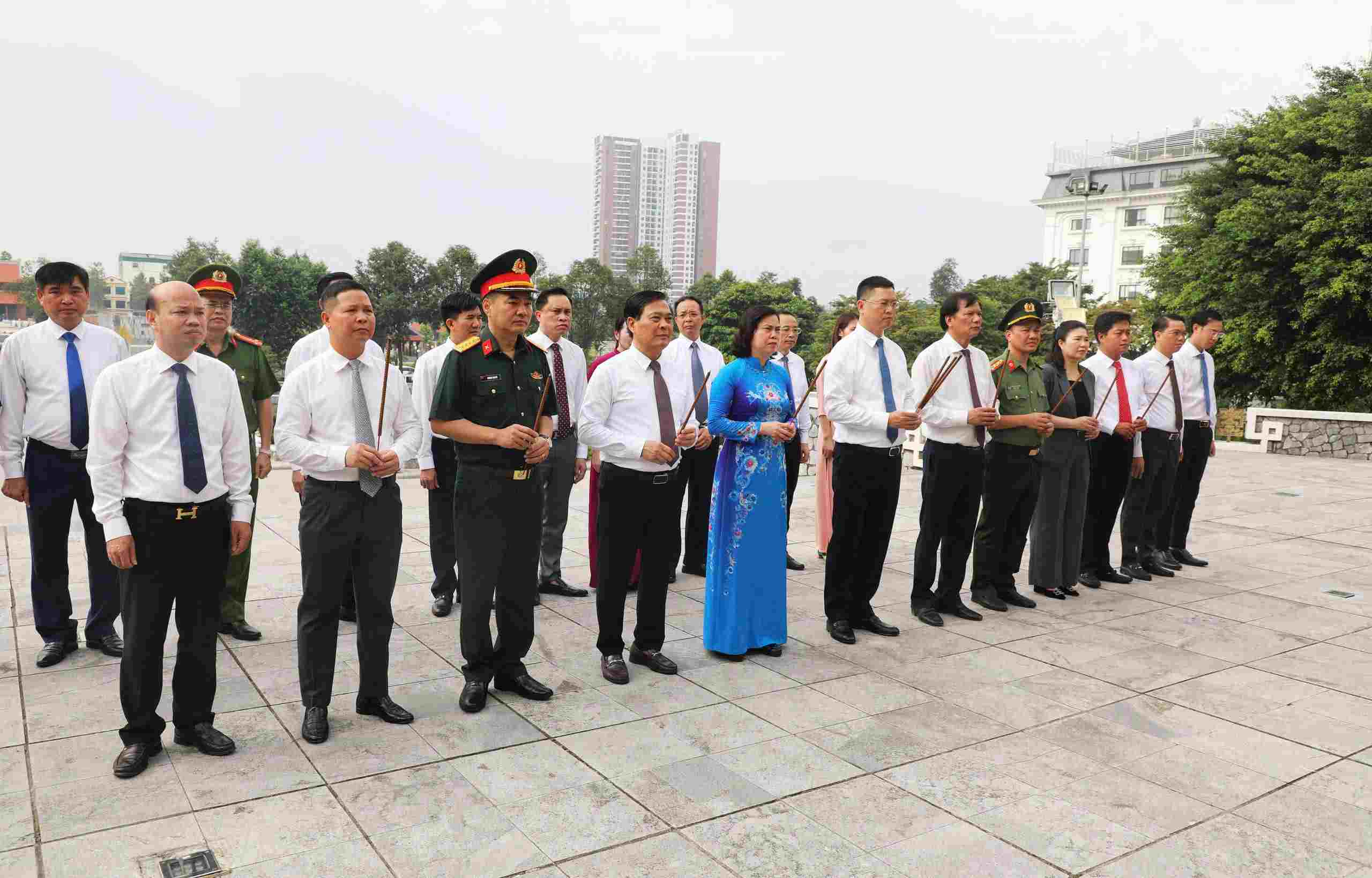 Các đại biểu dâng hoa tại Đài tưởng niệm các Anh hùng liệt sĩ tỉnh, phường Kinh Bắc. Ảnh: Cổng TTĐT Bắc Ninh