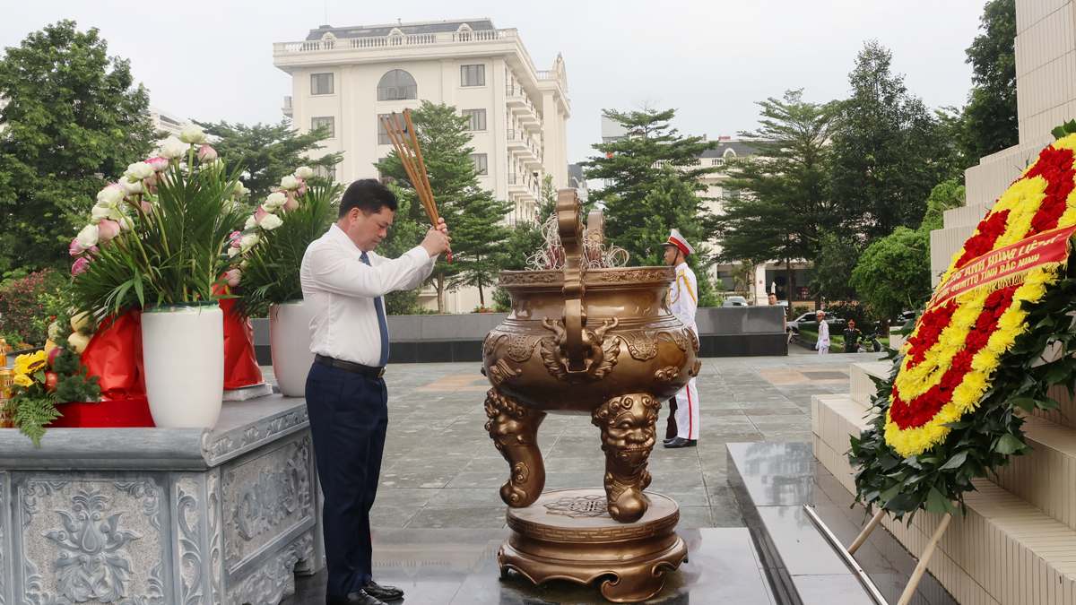 Bí thư Tỉnh ủy Bắc Ninh Nguyễn Hồng Thái dâng hương các Anh hùng liệt sĩ tại Đài tưởng niệm các Anh hùng liệt sĩ tỉnh, phường Bắc Giang. Ảnh: Cổng TTĐT Bắc Ninh