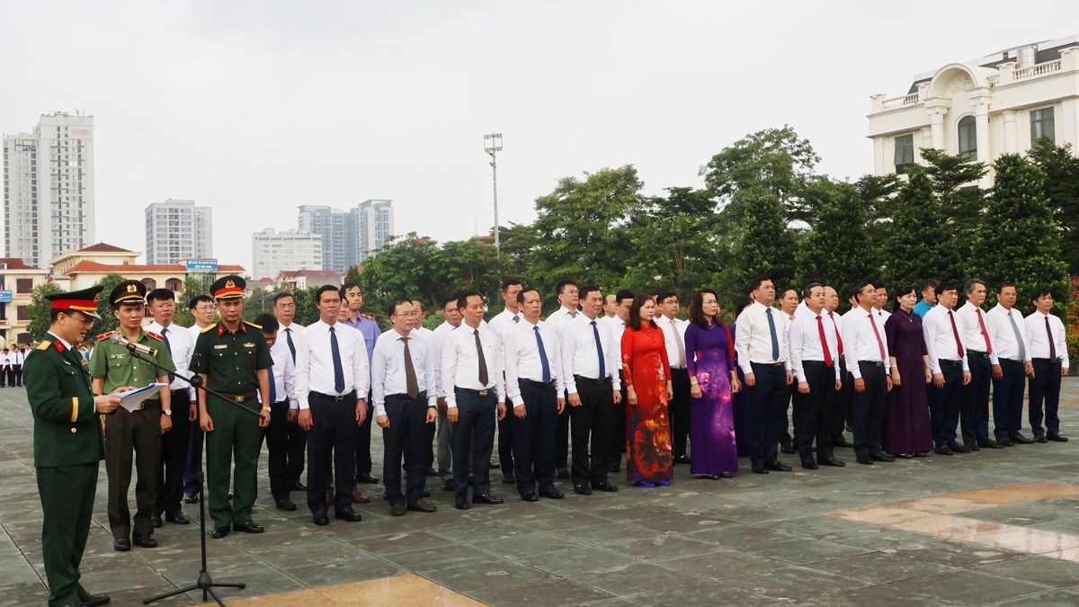 Delegates offer incense at the Provincial Martyrs' Memorial, Bac Giang ward, Bac Ninh province. Photo: Bac Ninh e-Portal