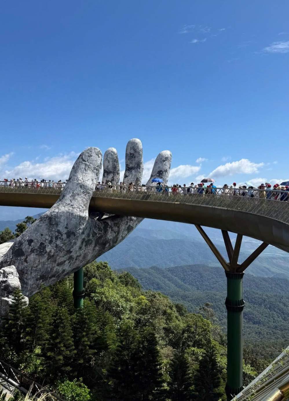 Anh Jonathan ghi lại khoảnh khắc tham quan Cầu Vàng - công trình nổi tiếng thế giới trên đỉnh Bà Nà Hills. Ảnh: Nhân vật cung cấp