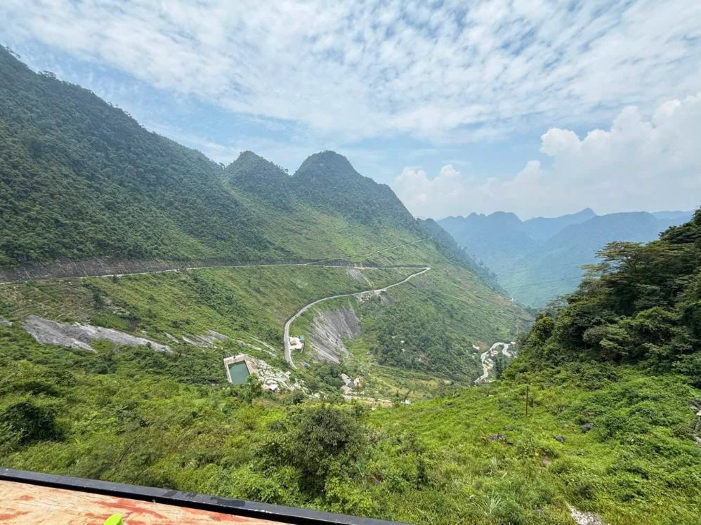 Jonathan cho biết khung cảnh Hà Giang ngoài đời thực hùng vĩ và ấn tượng hơn rất nhiều so với những gì anh từng xem trên mạng xã hội. Ảnh: Nhân vật cung cấp