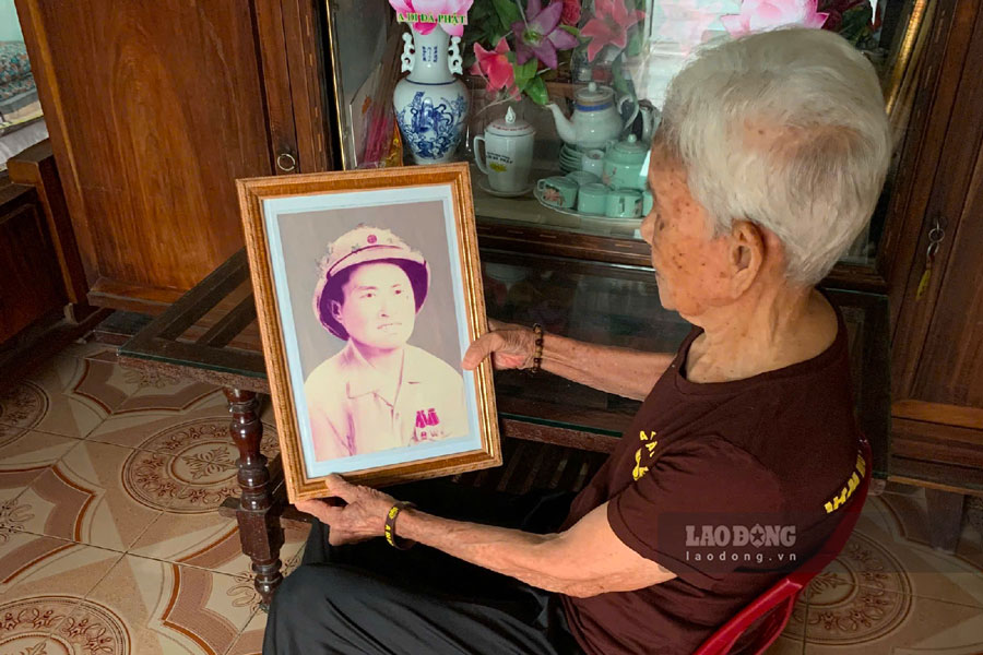 Tấm di ảnh được phục dựng đơn sơ của liệt sĩ Lê Dự luôn được gia đình nâng niu, trân trọng. Ảnh: Dương Anh