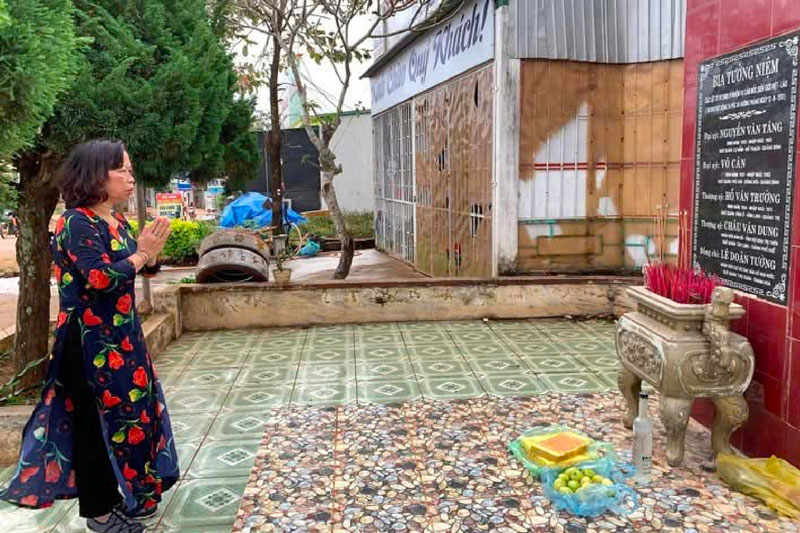Bà Lê Thị Sen trong một lần thăm lại nơi tưởng niệm . Ảnh: Nhân vật cung cấp