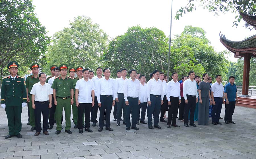 Các đoàn đại biểu đến dâng hương tưởng niệm tại Khu di tích lịch sử quốc gia 27.7 tại xã Đại Phúc (Thái Nguyên). Ảnh: Cổng TTĐT tỉnh Thái Nguyên