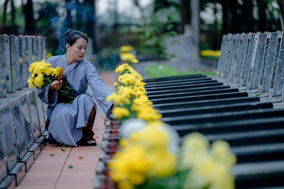 Phật tử tưởng niệm các anh hùng liệt sĩ đã hy sinh. Ảnh: Đăng Huy