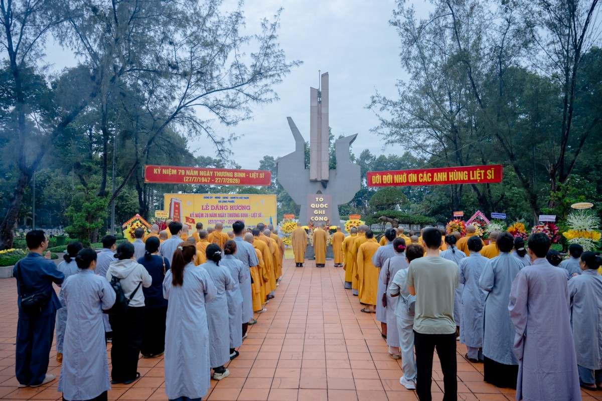Monks and Buddhists solemnly organized gratitude ceremonies for heroic martyrs. Photo: Chairman of the Executive Council of the Vietnam Buddhist Sangha