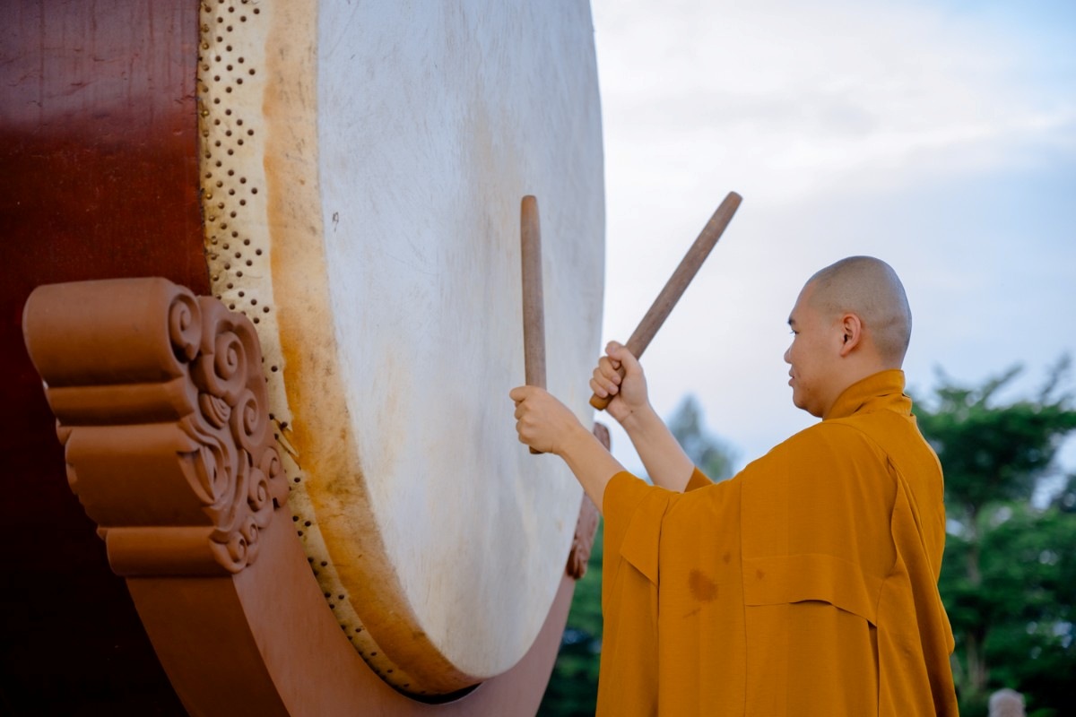 Cử ba hồi chuông trống Bát nhã tưởng niệm các anh hùng liệt sĩ. Ảnh: Đăng Huy