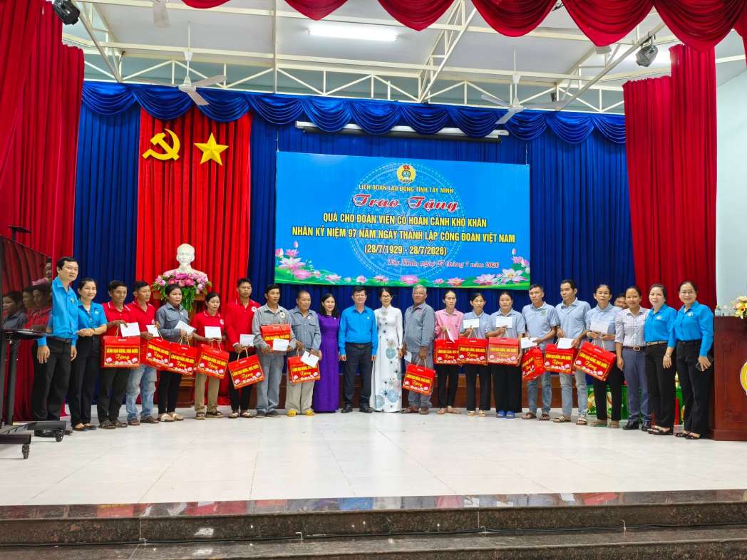 Tay Ninh Provincial Labor Federation presents 200 gifts to union members in difficult circumstances. Photo: Tay Ninh Provincial Labor Federation