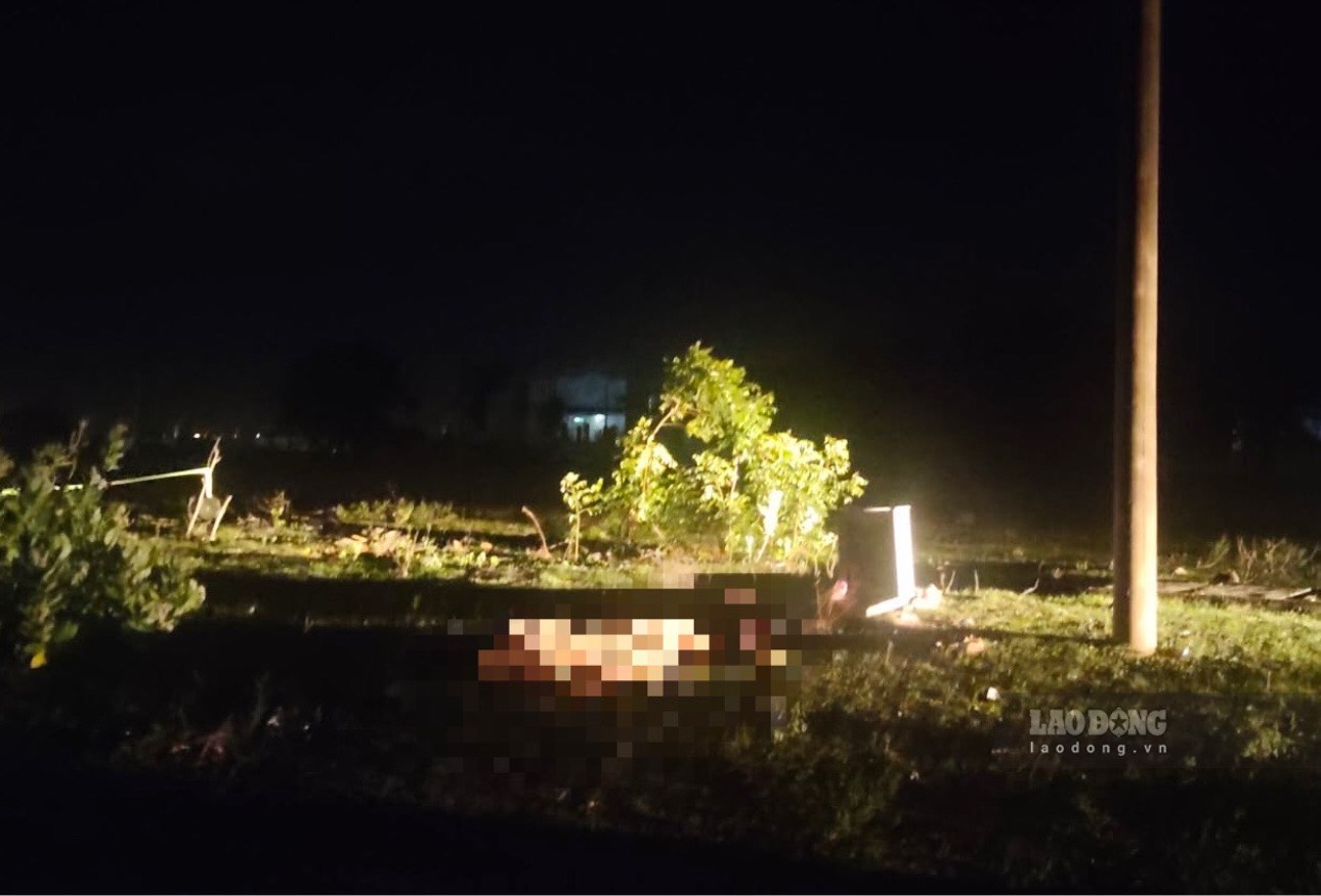 Hiện trường phát hiện vụ nam thanh niên tử vong với vết thương sau lưng. Công an đang điều tra vụ việc. Ảnh: Duy Tuấn 