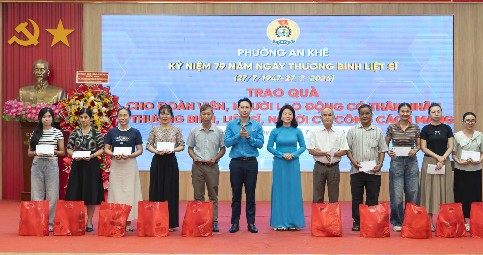 An Khe Ward Trade Union, Da Nang awarded 150 gifts to union members and workers. Photo: An Khe Trade Union