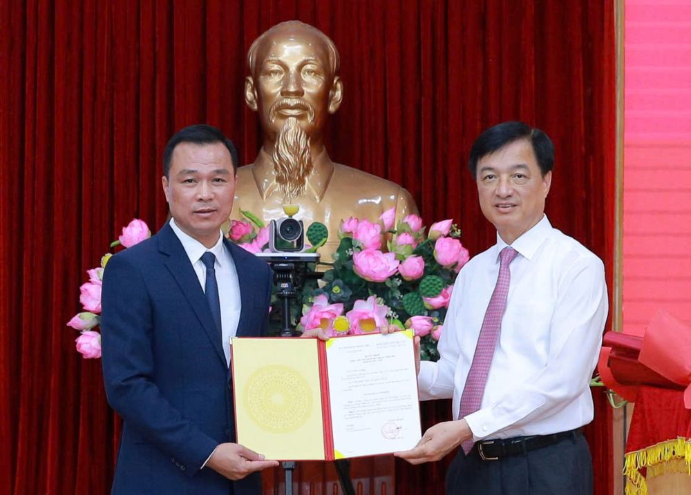 Ông Nguyễn Duy Ngọc, Ủy viên Bộ Chính trị, Bí thư Trung ương Đảng, Trưởng Ban Tổ chức Trung ương trao quyết định