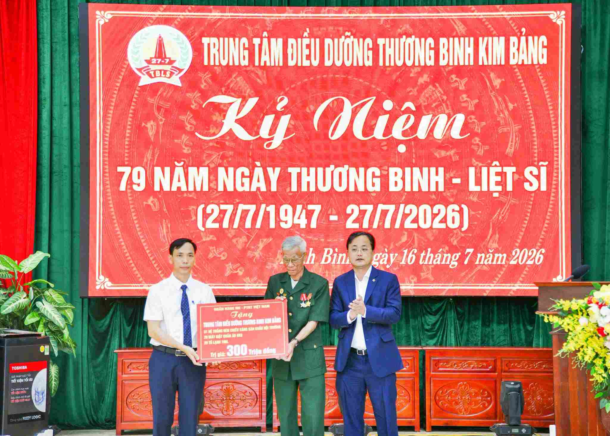 Comrade To Huy Vu - Secretary of the Party Committee, Chairman of the Member Council of Agribank - presents gifts to Kim Bang War Invalids Rehabilitation Center. Photo: Agribank