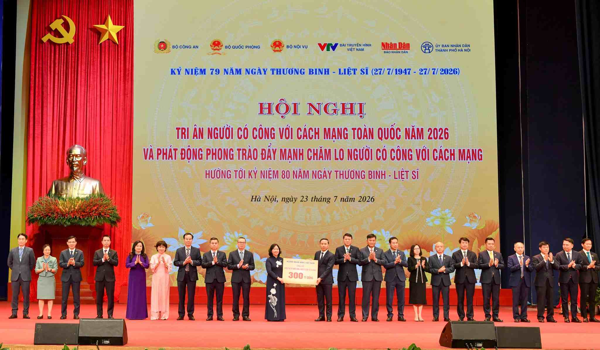 Đồng chí Phạm Đức Ấn - Thống đốc NHNN cùng lãnh đạo các NHTM trao tặng số tiền 300 tỷ đồng ủng hộ phong trào đẩy mạnh chăm lo người có công với cách mạng. Đồng chí Phạm Toàn Vượng - Tổng Giám đốc, đại diện Agribank (thứ 10 từ phải sang) vinh dự tham gia cùng đoàn đại biểu ngành Ngân hàng. Ảnh: Agribank
