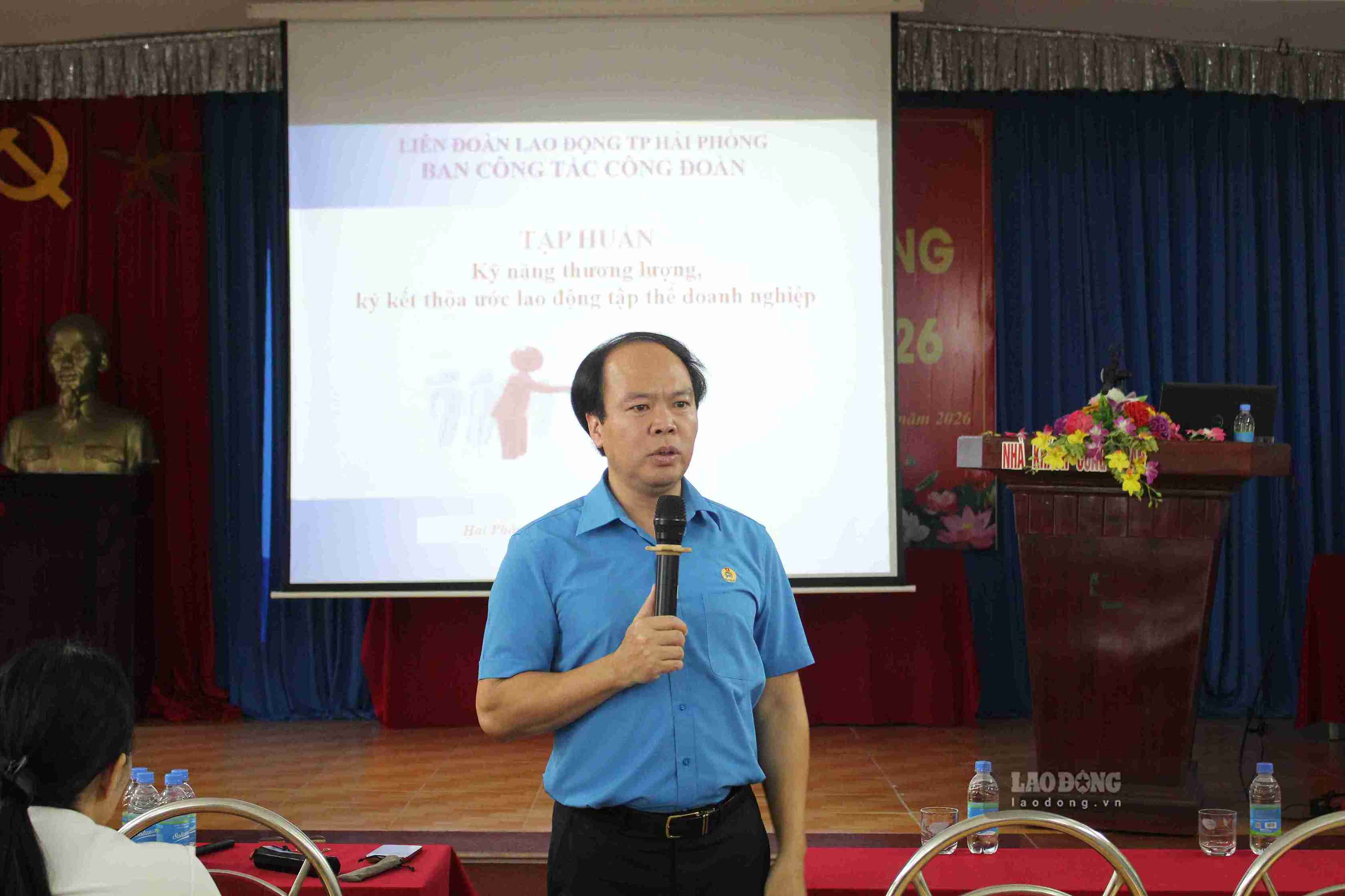 Ông Vũ Ngọc Thức truyền đạt chuyên đề về xây dựng Thỏa ước lao động tập thể tại hội nghị tập huấn.