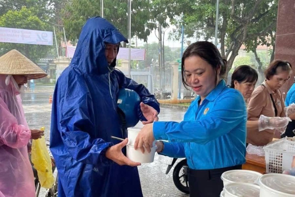 Giving free breakfasts to union members and workers in difficult circumstances. Photo: Vung Tau Trade Union