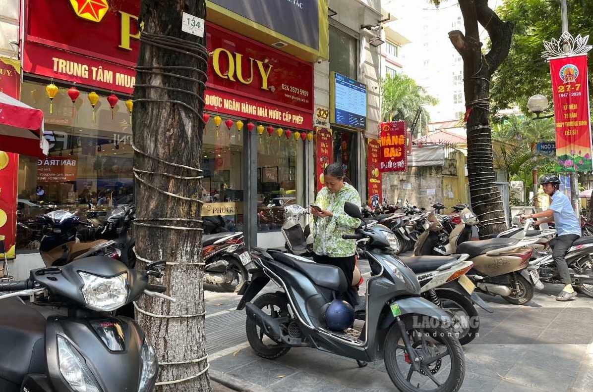 Tại một số cửa hàng kinh doanh vàng bạc khác trên tuyến phố Cầu Giấy, lượng giao dịch diễn ra ổn định, thông thoáng. Ảnh: Hạ Linh