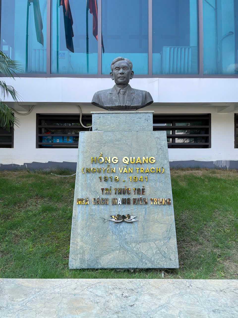 Bia tưởng niệm liệt sĩ Nguyễn Văn Trạch. Ảnh: Trung tâm dịch vụ Văn hóa -Xã hội xã Hồng Quang.