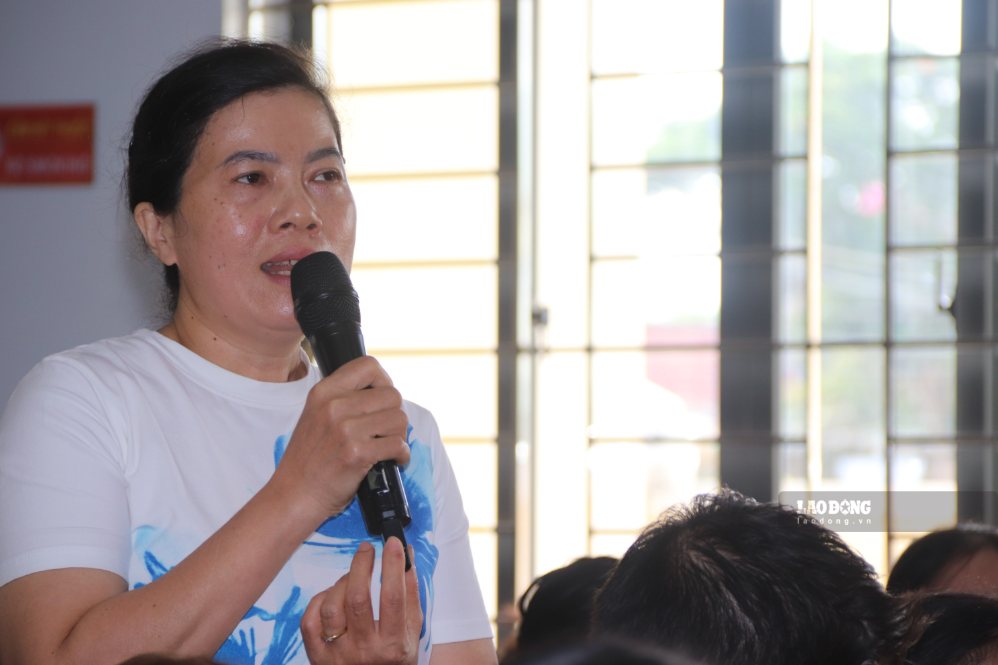 Workers directly question functional agencies about the situation of businesses owing prolonged social insurance, social housing, and labor accidents. Photo: Nguyen Linh