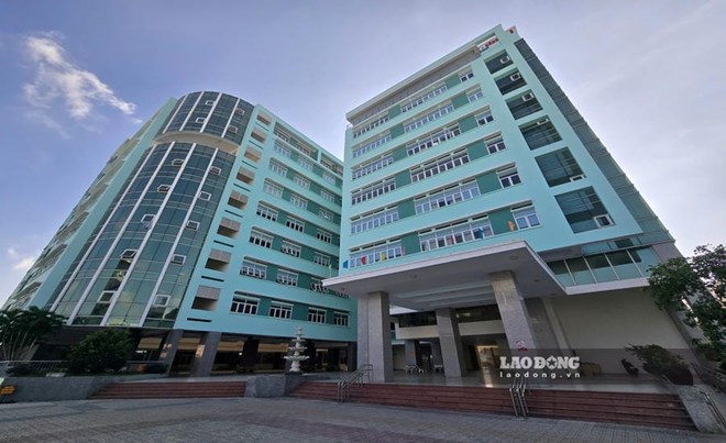 Ho Chi Minh City College of Economics and Technology is owing teachers and staff more than 26 billion VND in salaries and teaching fees. Photo: Nam Duong