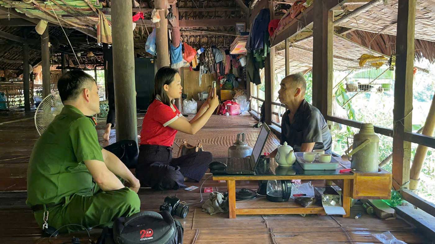 La policía de la comuna de Khanh Hoa ayuda a la gente a realizar los trámites administrativos directamente en casa. Foto: Policía de Lao Cai