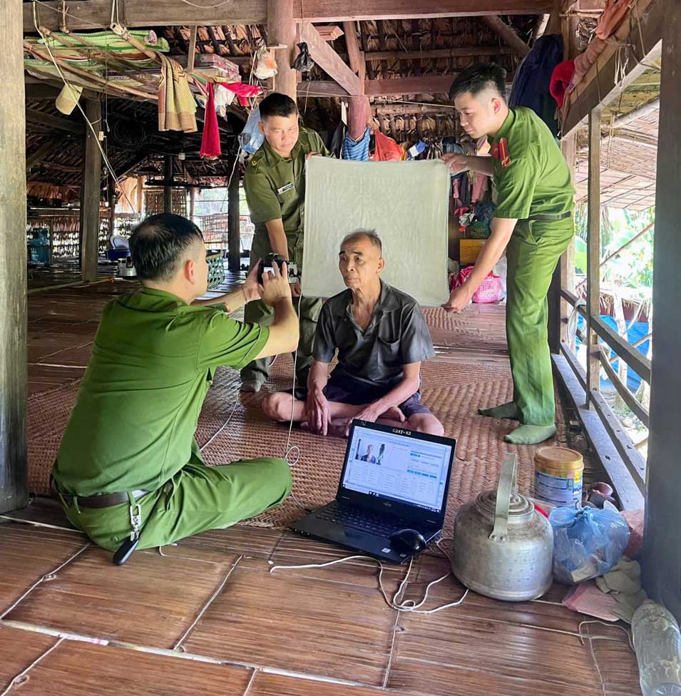 Công an xã Khánh Hòa tận tình hỗ trợ người dân, lan tỏa tinh thần “gần dân, vì Nhân dân phục vụ“. Ảnh: Công an Lào Cai
