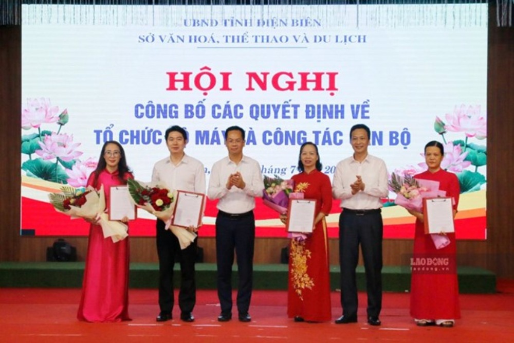 Sở Văn hóa, Thể thao và Du lịch tỉnh Điện Biên công bố các quyết định bổ nhiệm lãnh đạo, quản lý đối với nhiều phòng chuyên môn và đơn vị trực thuộc. Ảnh: Thành An