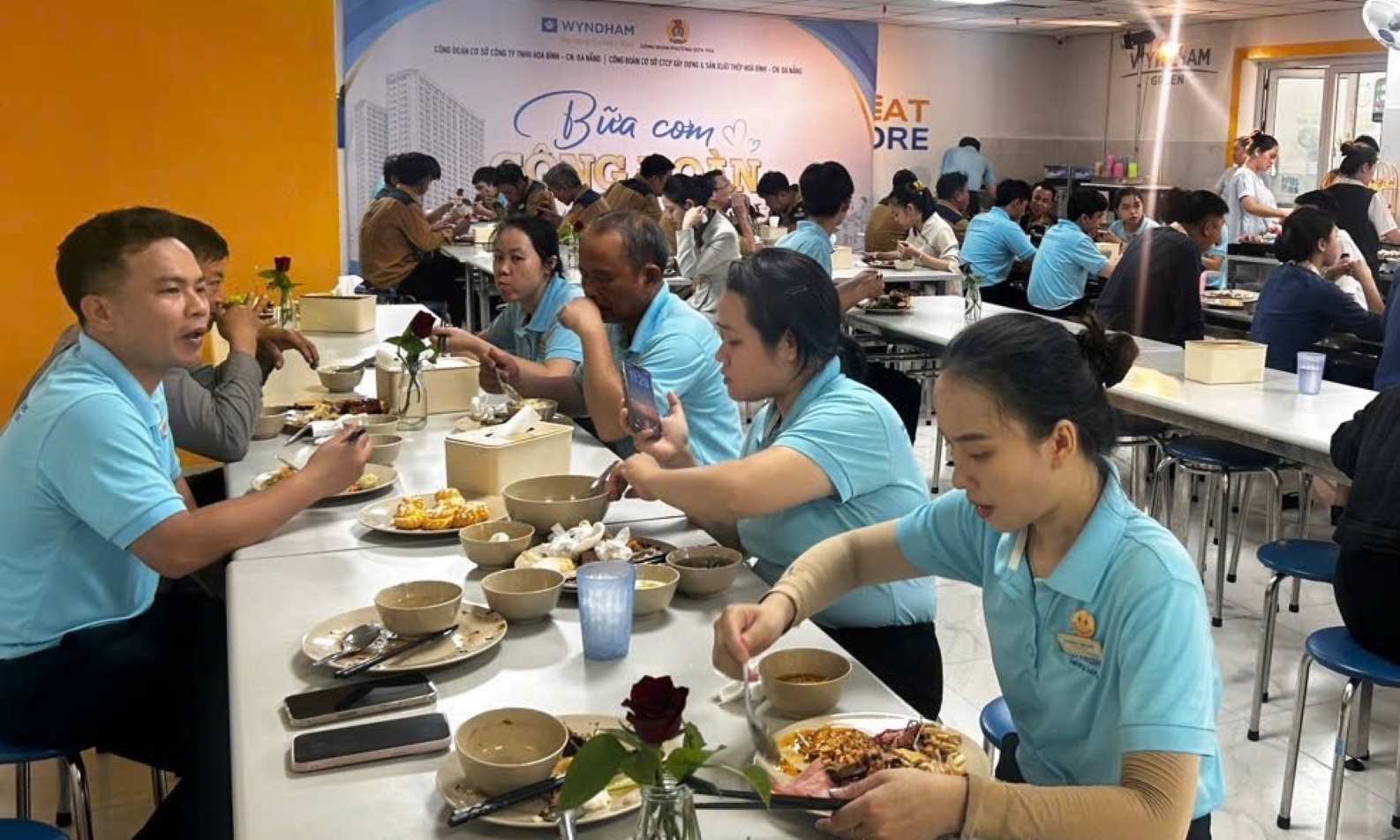 The grassroots trade union of Hoa Binh Steel Construction & Production Joint Stock Company and Hoa Binh Co., Ltd. - Da Nang Branch (under Son Tra Ward Trade Union) organized the "Trade Union Meal" program. Photo: Son Tra Trade Union