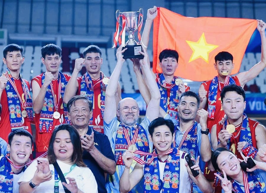 The Vietnamese men's volleyball team successfully competed in stage 2 of the SEA V.Cup 2026. Photo: VFV