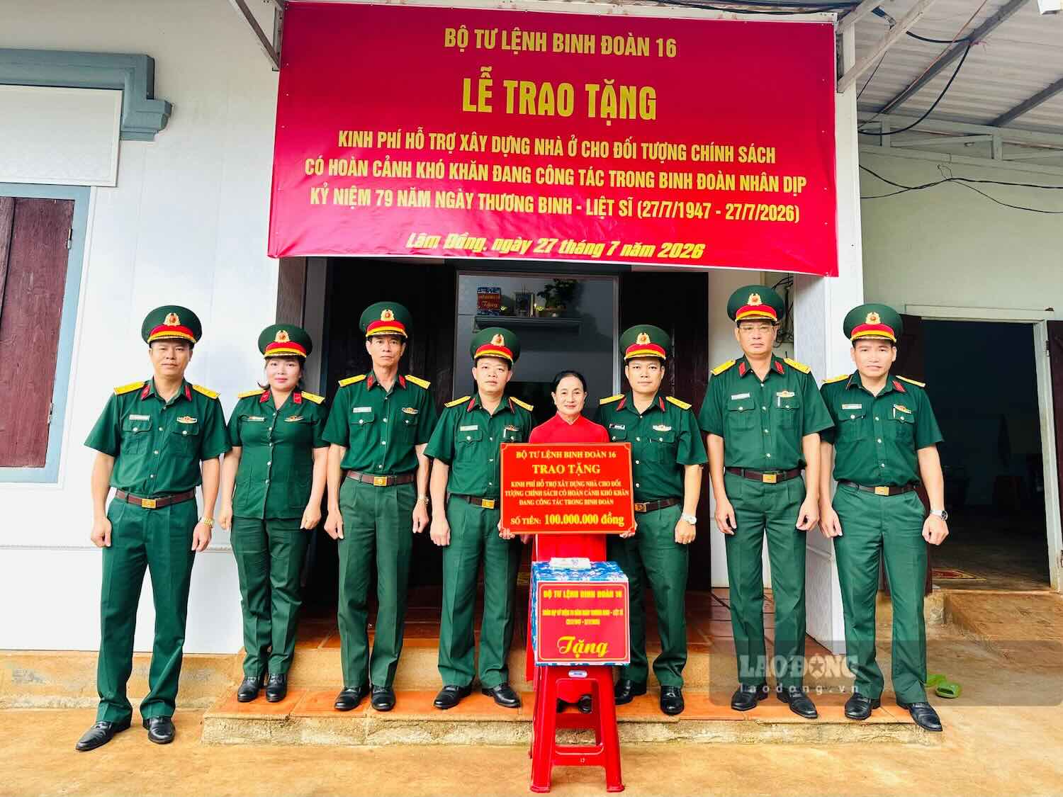 Colonel Lai Van Tuan and delegates present support funds and gifts to employee Vu Thi At, a child of a martyr. Photo: Linh Khoi
