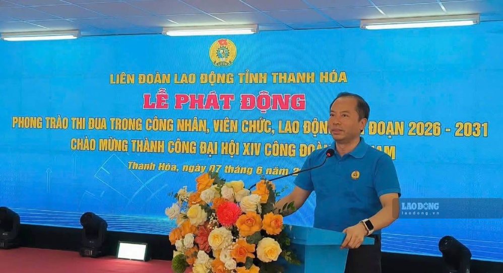 Mr. Luong Trong Thanh - Chairman of Thanh Hoa Labor Federation - launched a contest to celebrate the success of the 14th Vietnam Trade Union Congress. Photo: Tran Lam