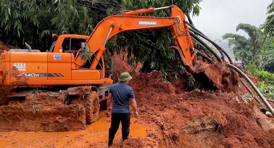 Overcoming landslide points affecting traffic infrastructure after floods in Lao Cai province. Photo: Lao Cai Provincial People's Committee