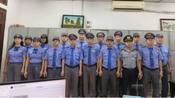 SE2 train crew rescues passenger suspected of stroke. Photo: Hong Nhung