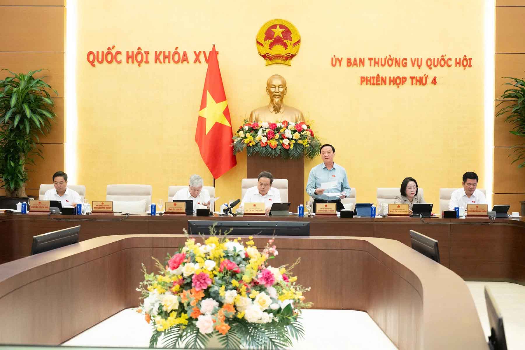 Member of the Party Central Committee, Vice Chairman of the National Assembly Nguyen Khac Dinh chairs the meeting. Photo: Quochoi. vn
