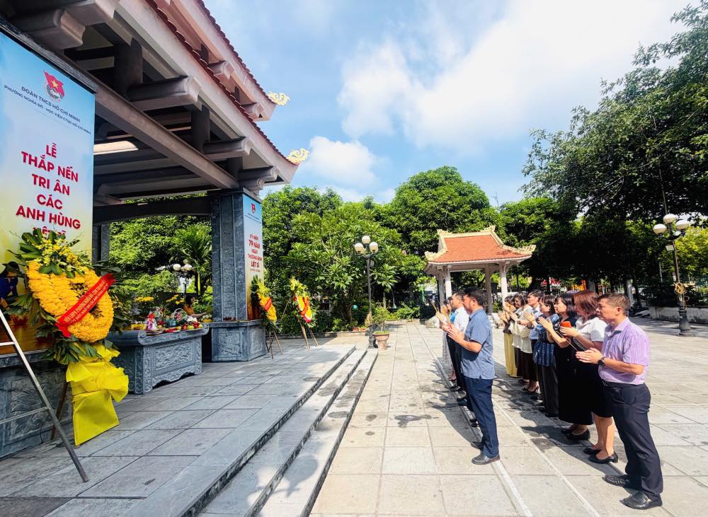 Attending the incense offering ceremony for heroic martyrs were leaders, along with officials and employees of the Vietnam Trade Union Agency. Thuy Linh / Vietnam Trade Union