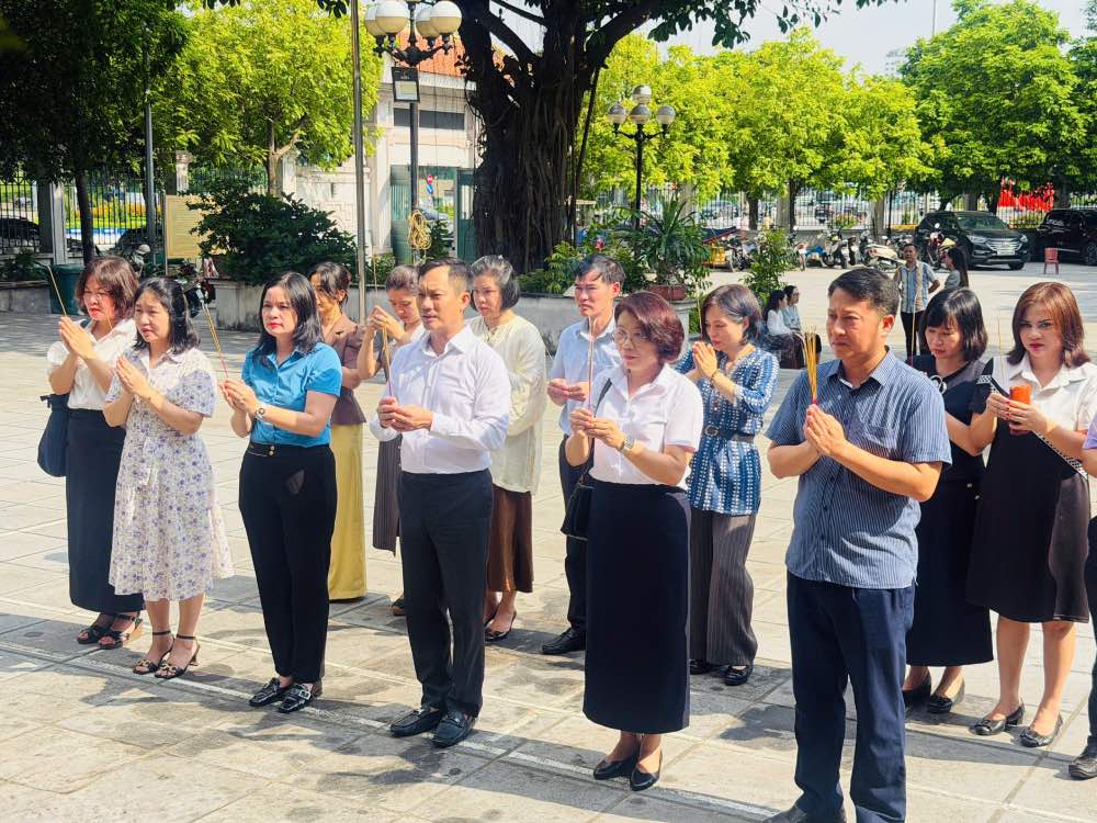 Đoàn công tác của Công đoàn Công Thương Việt Nam dâng hương tưởng niệm Anh hùng liệt sĩ. Ảnh: Thùy Linh / Công đoàn Công Thương Việt Nam