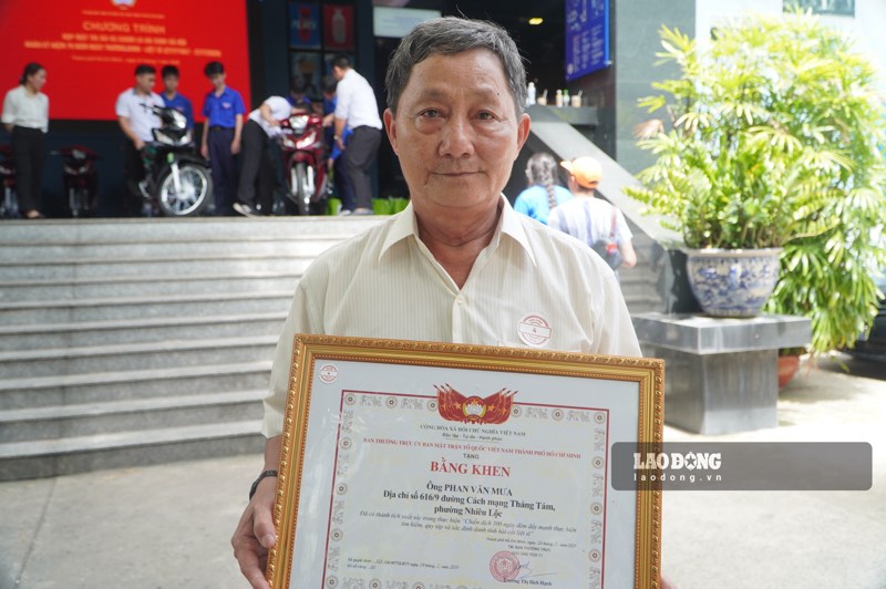 Ông Phan Văn Mưa là một trong số các nhân chứng đã xác định vị trí chôn cất các liệt sĩ tại khu vực Công viên Lê Thị Riêng. Ảnh: Lý Linh