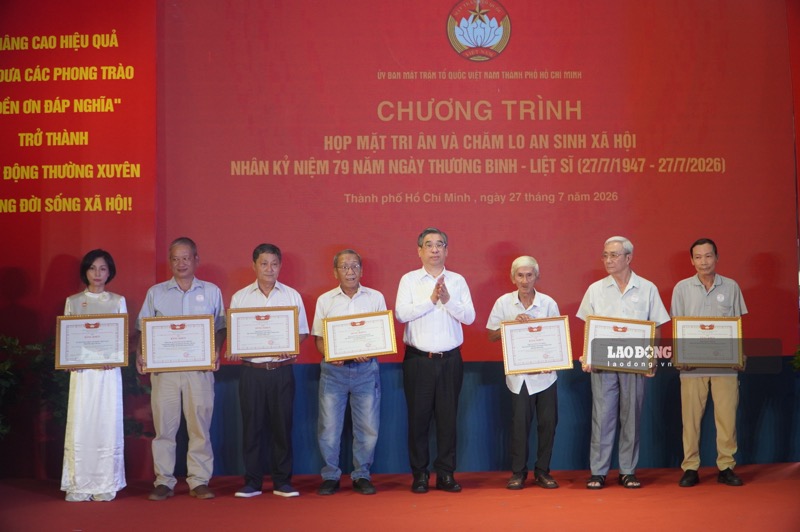 Mr. Nguyen Phuoc Loc - Member of the Party Central Committee, Deputy Secretary of the City Party Committee, Chairman of the Vietnam Fatherland Front Committee of Ho Chi Minh City - awarded Certificates of Merit to collectives and individuals with many positive contributions in the 500-day and night campaign to promote the search, repatriation and identification of martyrs' remains. Photo: Ly Linh