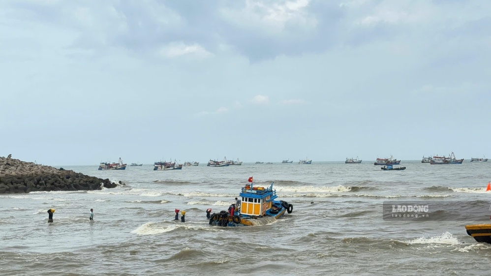 La Gi estuary has not yet completed dredging and channel clearing and a ship sinking occurred on July 25. Photo: Duy Tuan