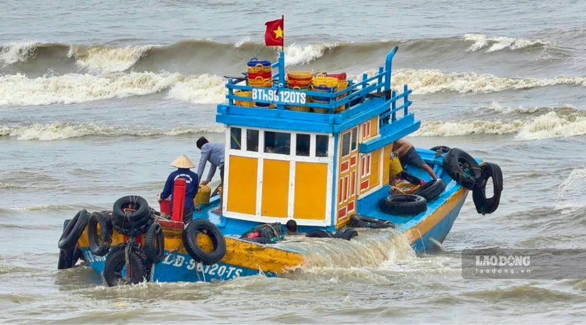 Tàu bị chìm ở cửa biển La Gi. Ảnh: Duy Tuấn 