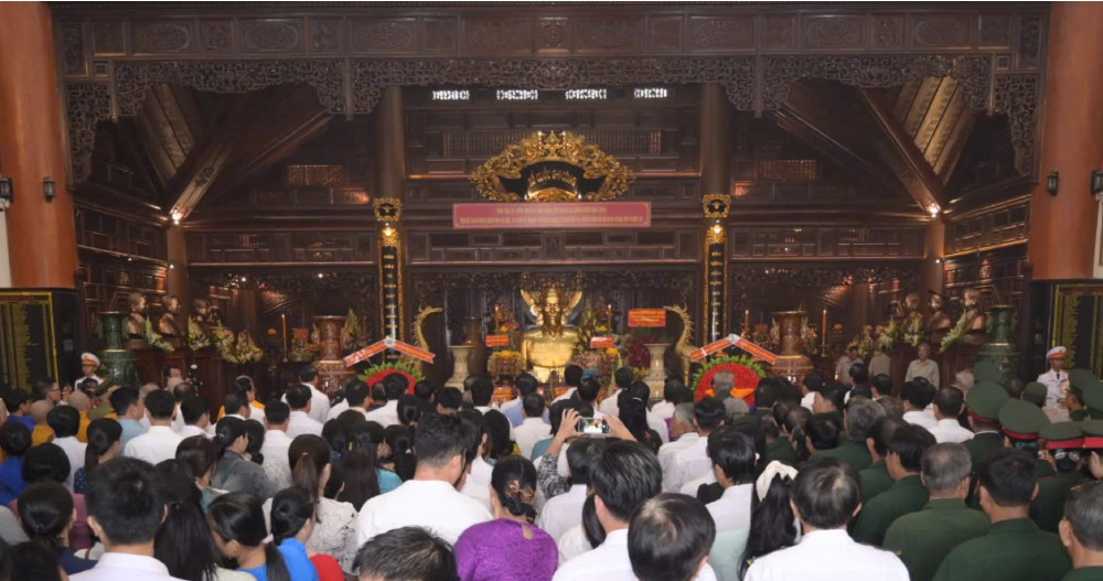 Flower and incense offering ceremony and Memorial Service for Heroes, Martyrs and People with Meritorious Services to celebrate the 79th Anniversary of War Invalids and Martyrs' Day July 27. Photo: Phuong Vu