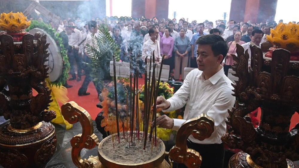 Bí thư Tỉnh ủy An Giang Lê Quang Tùng thắp hương tại Đền tưởng niệm. Ảnh: Phương Vũ