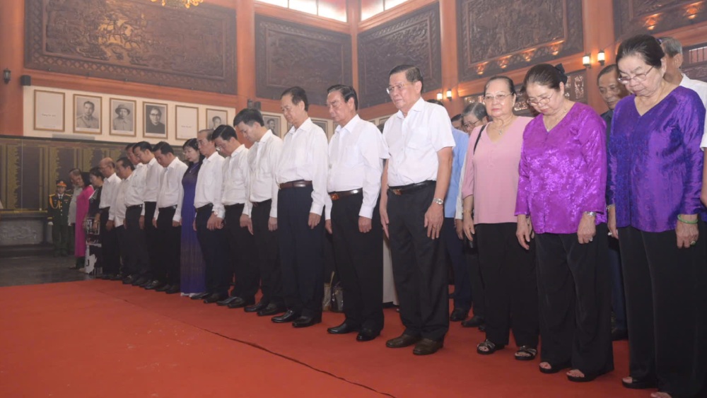 Đại biểu dự lễ dành phút mặc niệm tưởng nhớ các Anh hùng, liệt sĩ và người có công. Ảnh: Phương Vũ