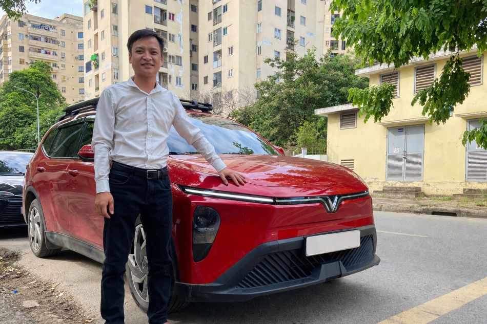 Mr. Mai Lam Quy chose a Limo Green car both for work and for his family
