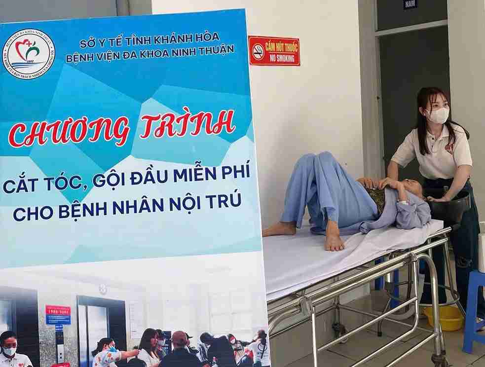 The 0 VND Haircut Group organizes a free haircut and shampoo program for inpatients. Photo: Ninh Thuan General Hospital