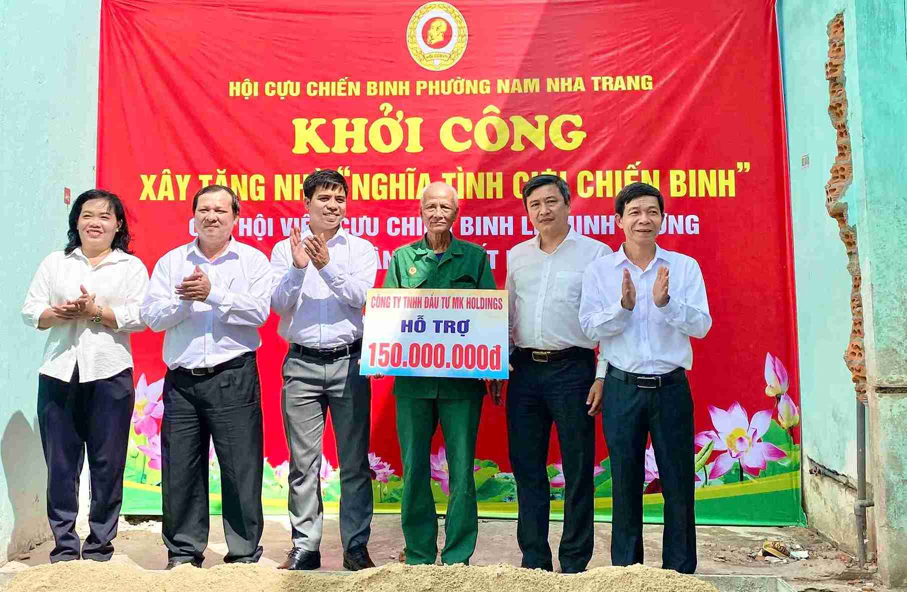 Ward leaders present symbolic boards to support funding for building houses for veteran Le Minh Vuong. Photo: Vietnam Fatherland Front in Nam Nha Trang ward