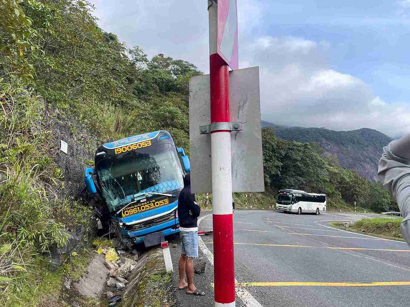 Passenger car carrying 21 people crashes into a cliff on Khanh Le pass. Photo: 115 Khanh Hoa Emergency Center