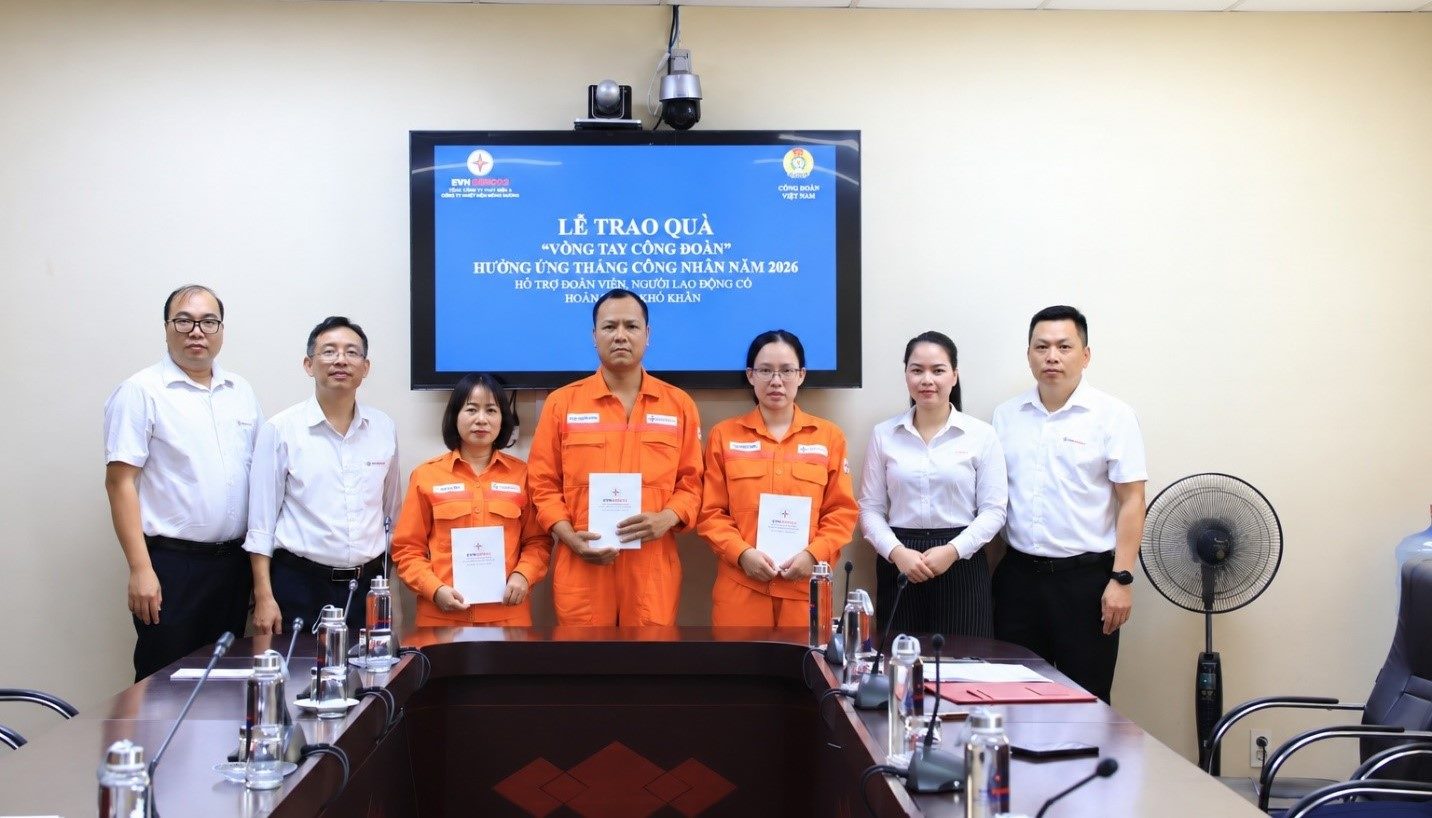Lãnh đạo Công đoàn Công ty Nhiệt điện Mông Dương trao quà “Vòng tay Công đoàn” cho đoàn viên, người lao động có hoàn cảnh khó khăn nhân Tháng Công nhân năm 2026. Ảnh: Lan Anh