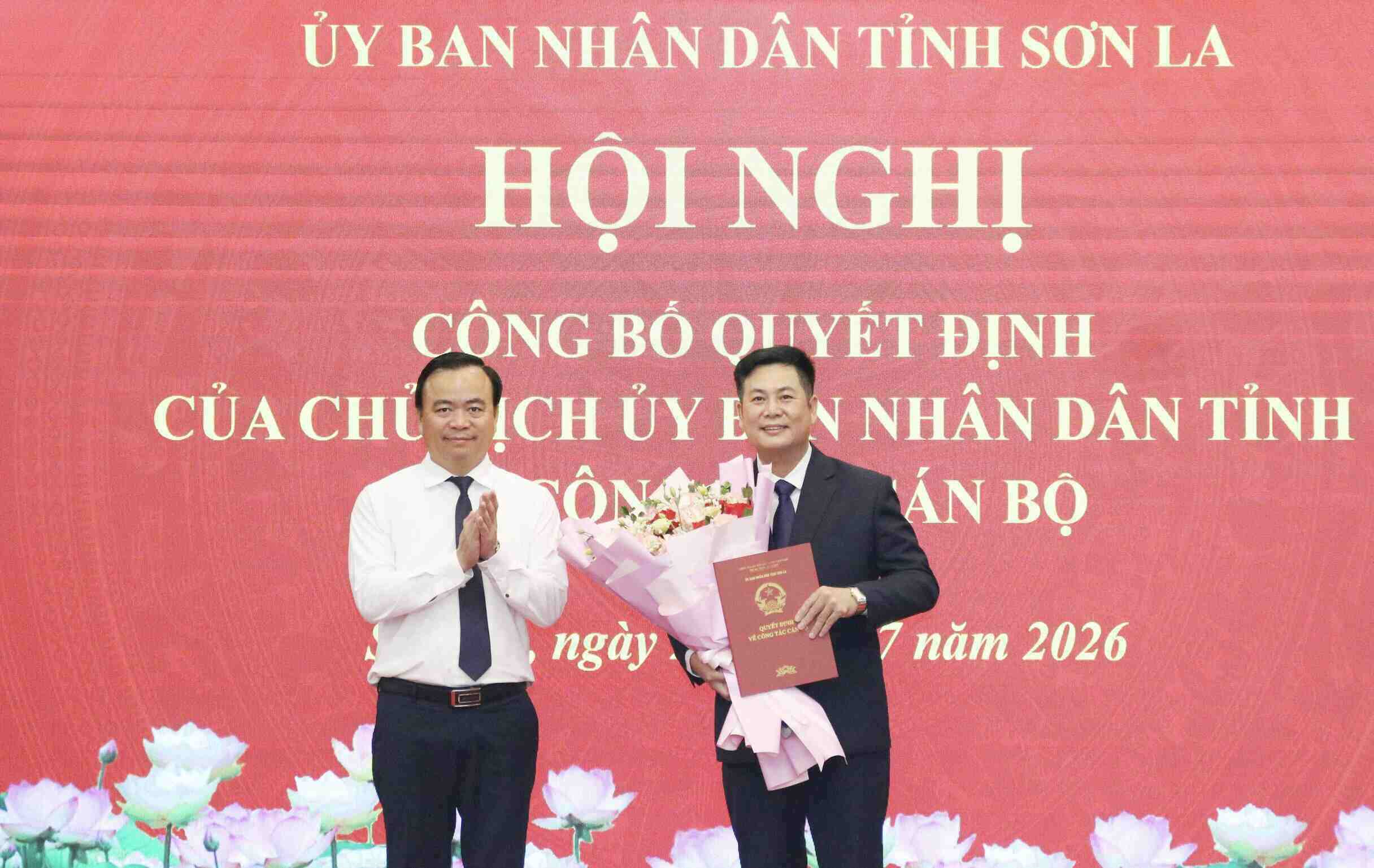 Standing Vice Chairman of Son La Provincial People's Committee Ha Trung Chien presents the Appointment Decision and flowers to congratulate Mr. Nguyen Xuan Truong. Photo: Son La e-Portal