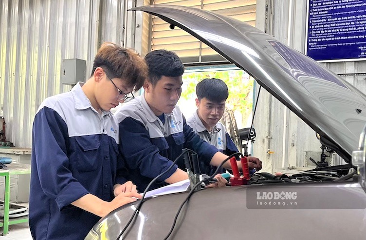 The Ministry of Education and Training proposes to increase allowances for learners in the direction of linking them to the base salary, and at the same time, payments are made in a non-cash manner. Illustrative photo: Tuong Van